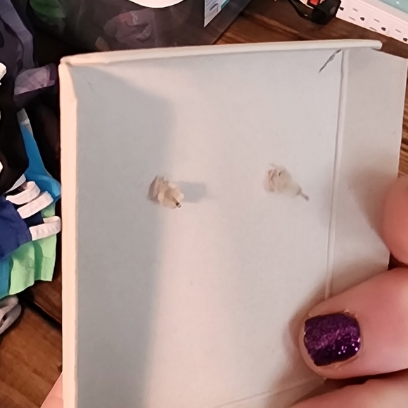 Black and White Heart Earrings - Picture 4 of 5